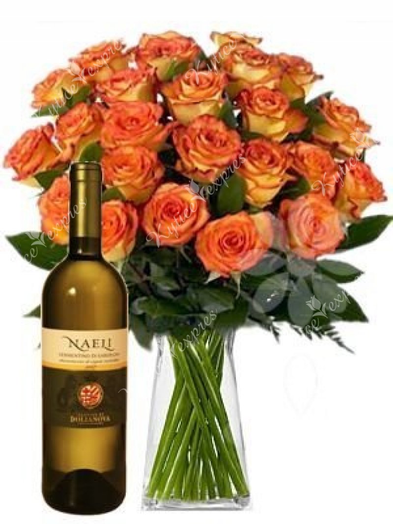 Kytice oranžových růží a lahev bílého vína